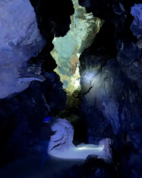 Pasaje iluminado dentro de las grutas del Parque Ecoturístico Rancho Nuevo