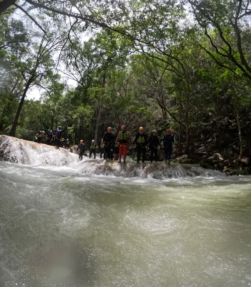 Grupo caminando sobre una cascada en la reserva de Tzimol