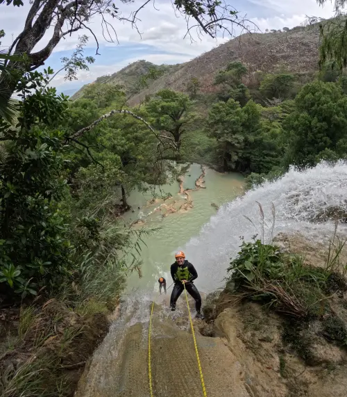 Rápel descendiendo por una cascada en Tzimol