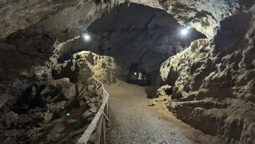 Pasarela de madera dentro de las grutas