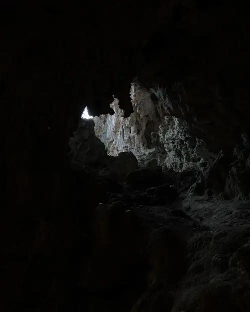 Entrada de luz natural en las grutas del Parque Ecoturístico Rancho Nuevo