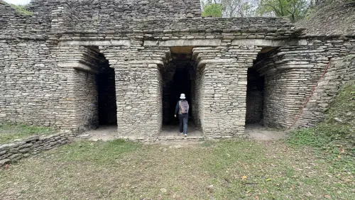 Templo de Toniná con un visitante