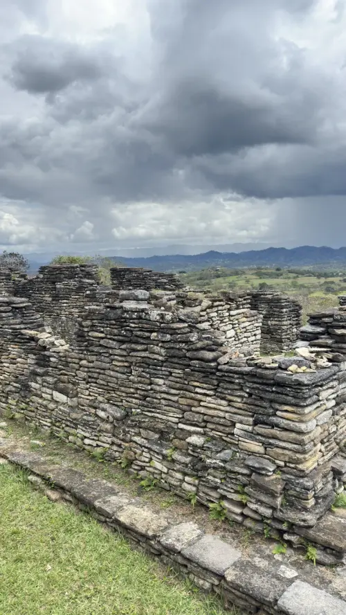 Muro de piedra de Toniná con vista al valle