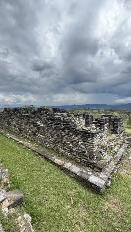 Vestigios de Toniná con el valle de Ocosingo al fondo