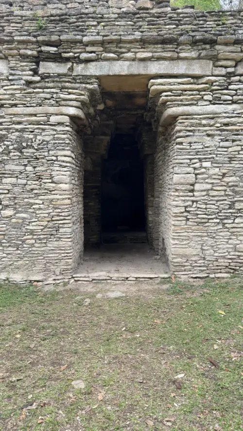 Acceso a una cámara de Toniná