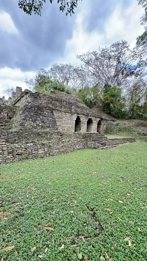Estructura con nichos en Toniná