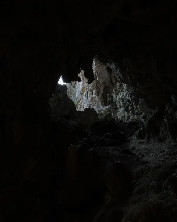 Entrada de luz natural en las grutas del Parque Ecoturístico Rancho Nuevo